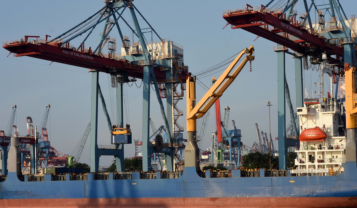 Aktivitas ekspor-impor di Pelabuhan tanjung Priok, jakarta