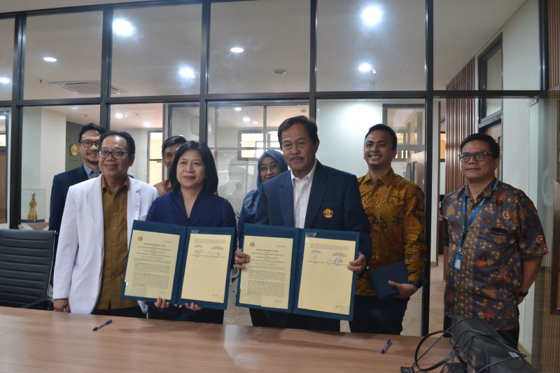 Dekan Fakultas Kedokteran Unpad Prof Yudi Mulyana dan CEO Primaya Hospital Group Leona A Karnali menunjukkan piagam kerja sama, Senin (12/2)