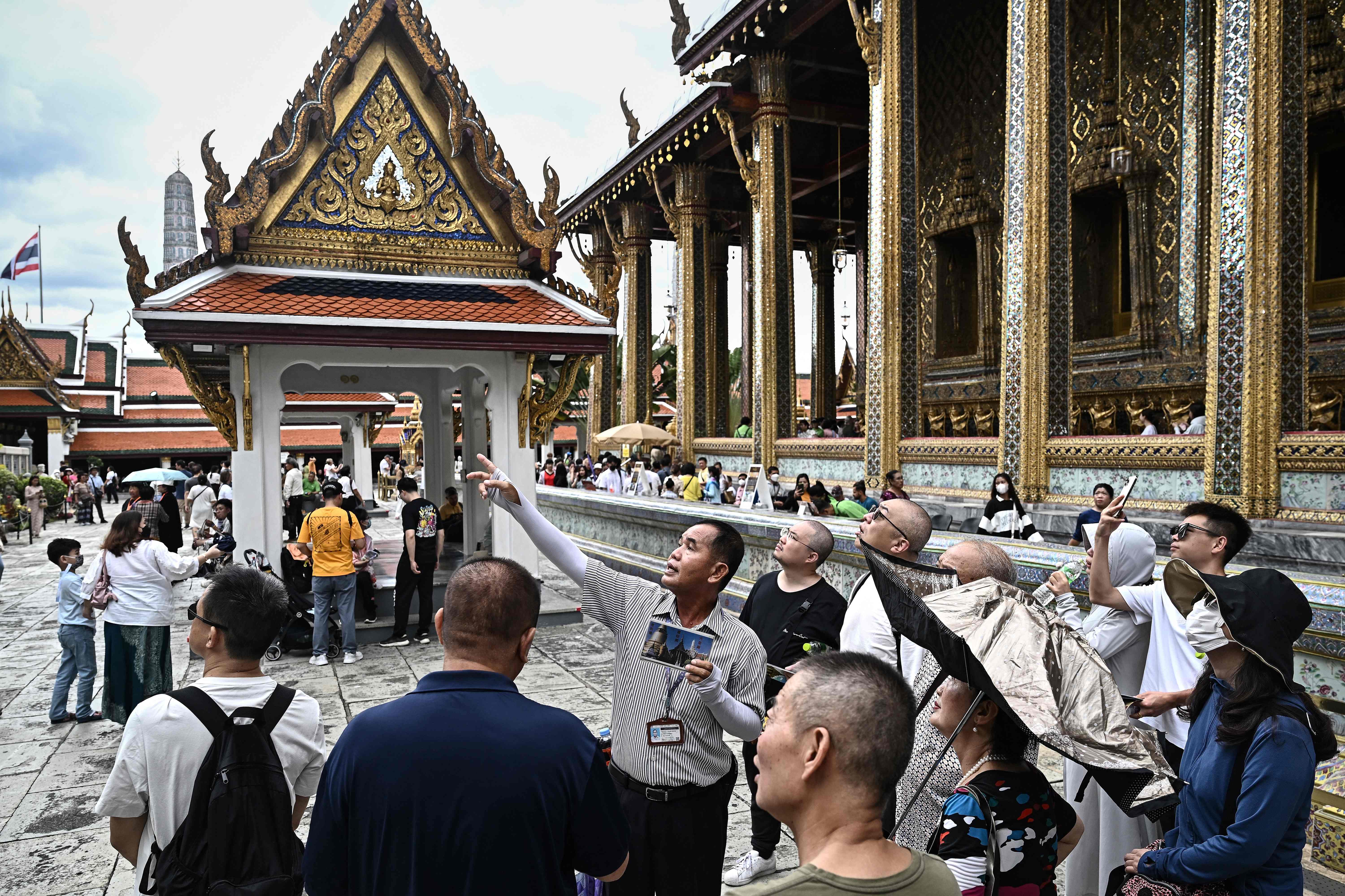 Grand Palace adalah sebuah kompleks besar yang dibangun pertama kali ketika Rattanakosin didirikan