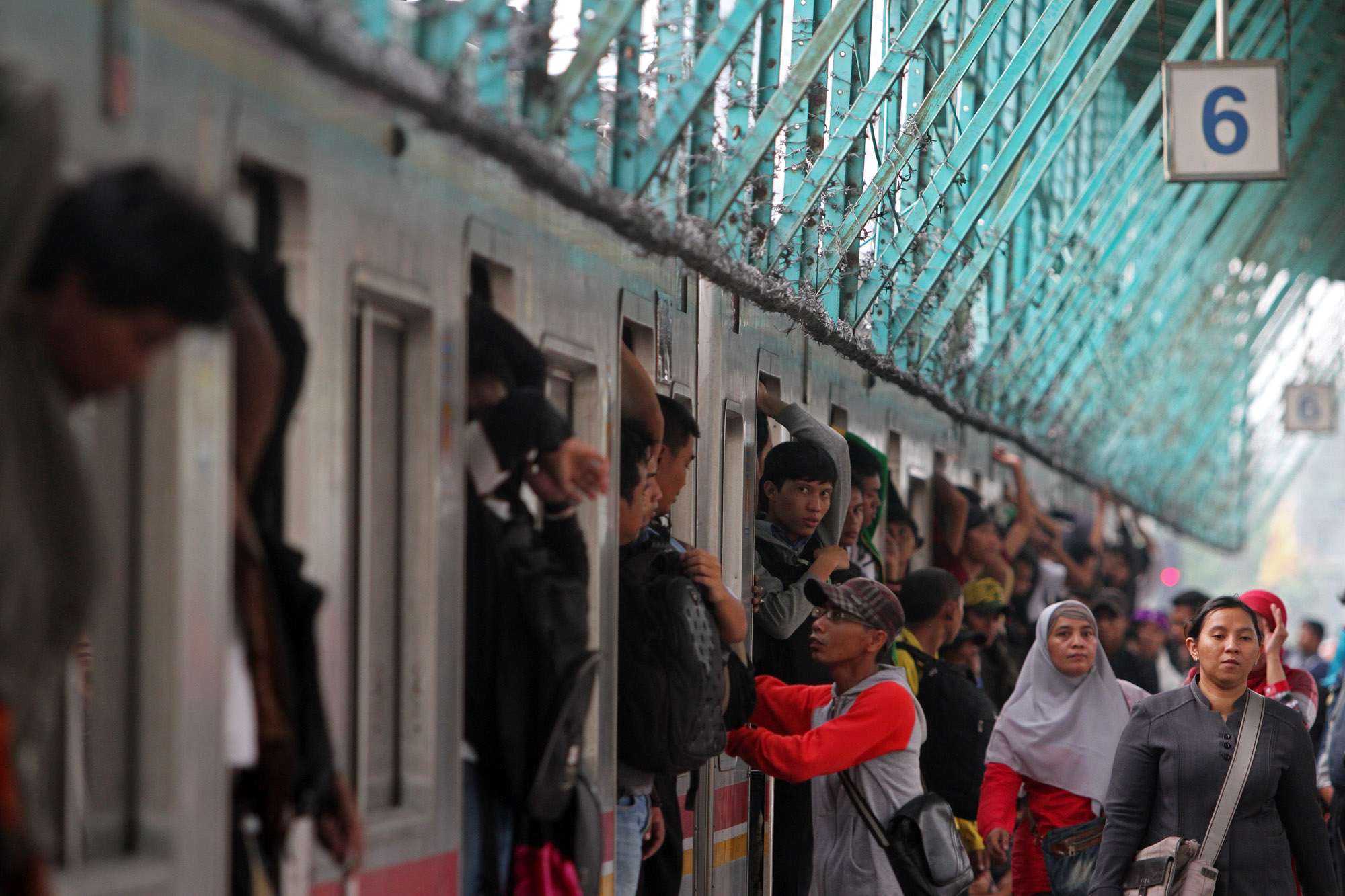 Penumpang berdesakan saat menaiki KRL Commuter Line di Stasiun Manggarai, Jakarta, Senin 