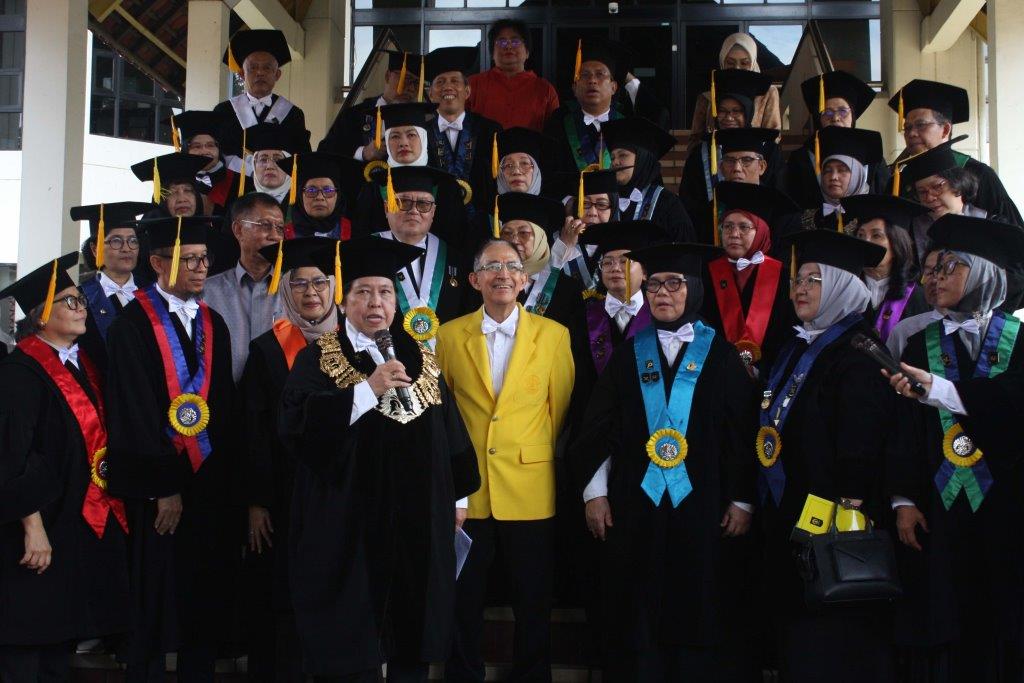 Guru Besar UI Harkristuti Harkrisnowo (tengah) mewakili guru besar UI lainnya membacakan pernyatan sikap Guru Besar UI terkait Pemilu 2024.