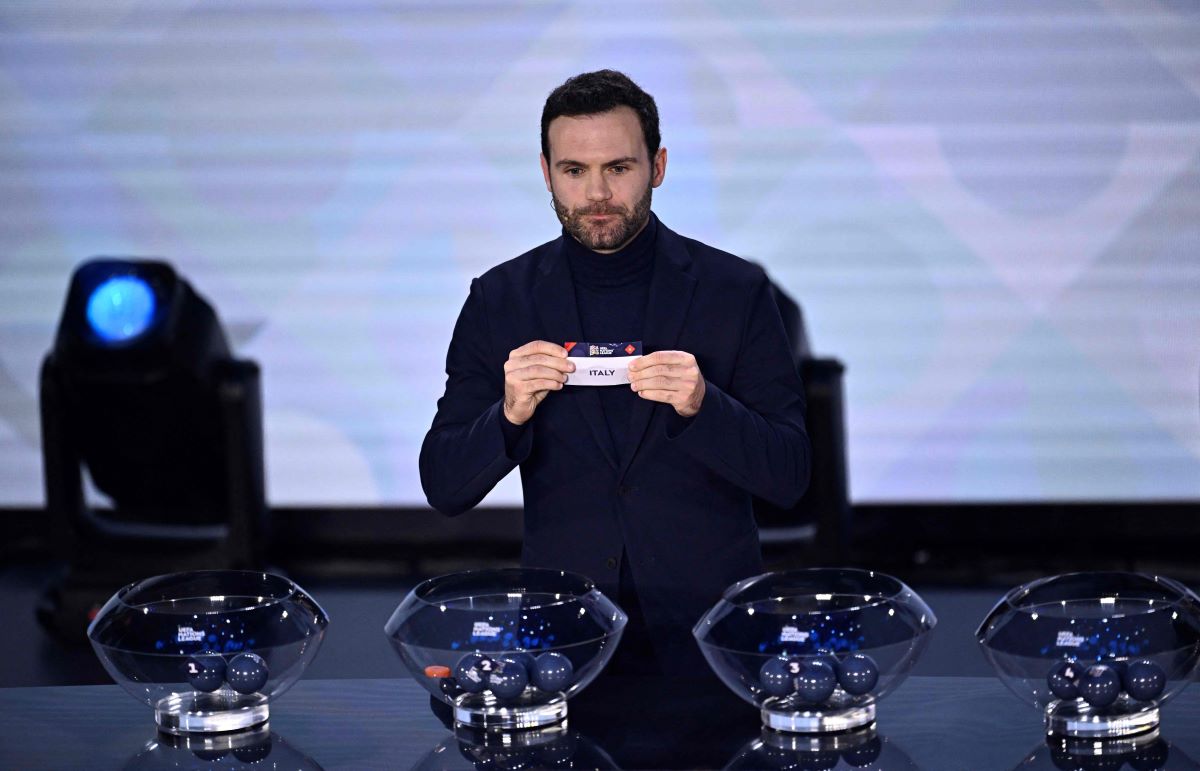 Pemain Spanyol Juan Mata menunjukkan nama Italia saat pengundian fase liga UEFA Nations League 2024/25, Kamis (8/2).