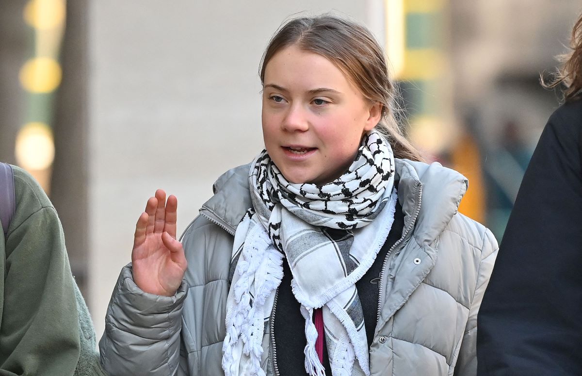 Greta Thunberg mengenakan keffiyeh Palestina saat menjalani sidang di London, Kamis (1/2).