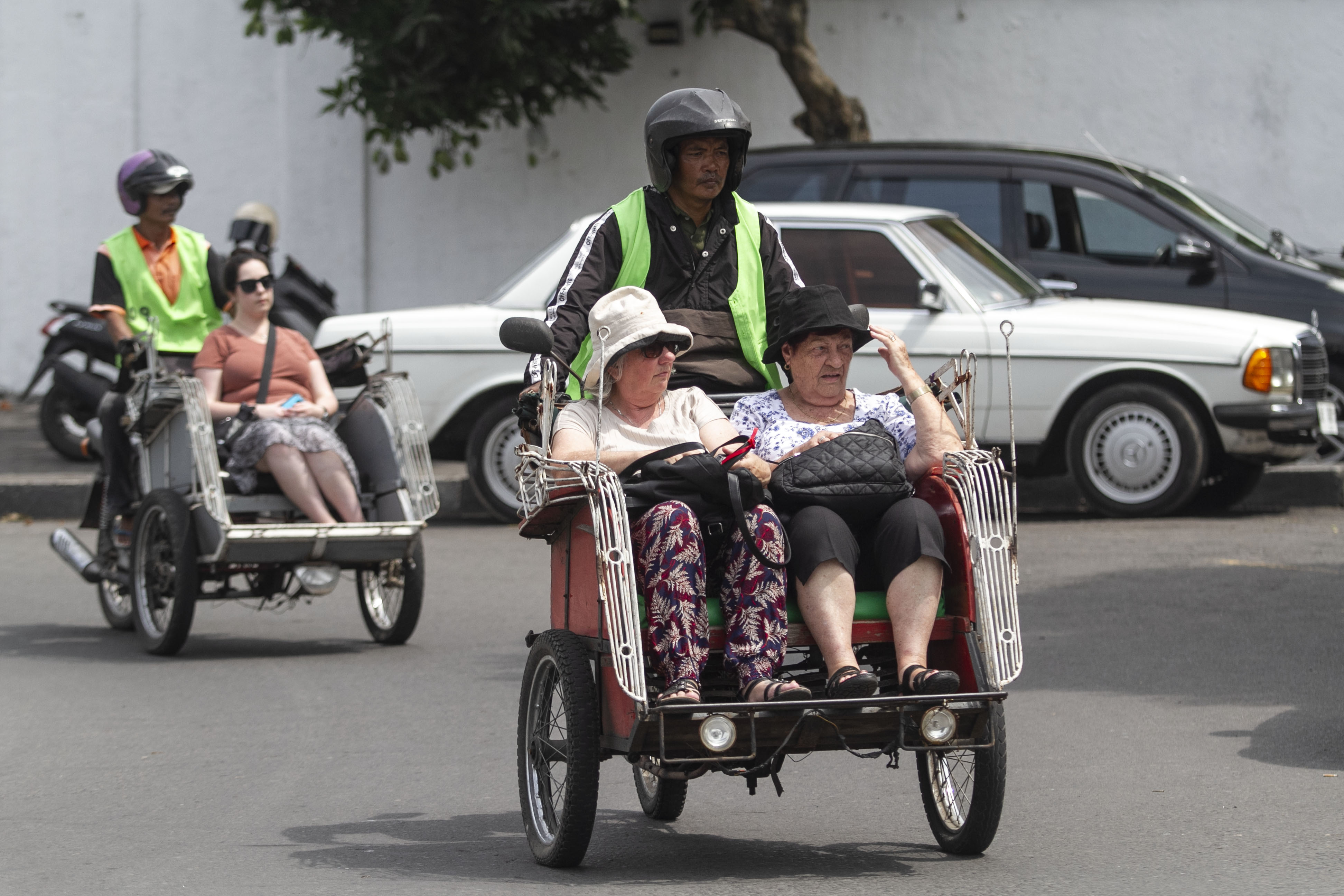Wisatawan menaiki becak di Alun-alun Kidul, Yogyakarta, Rabu, (19/10/2022). Tukang becak masuk ke dalam kategori pekerja informal.