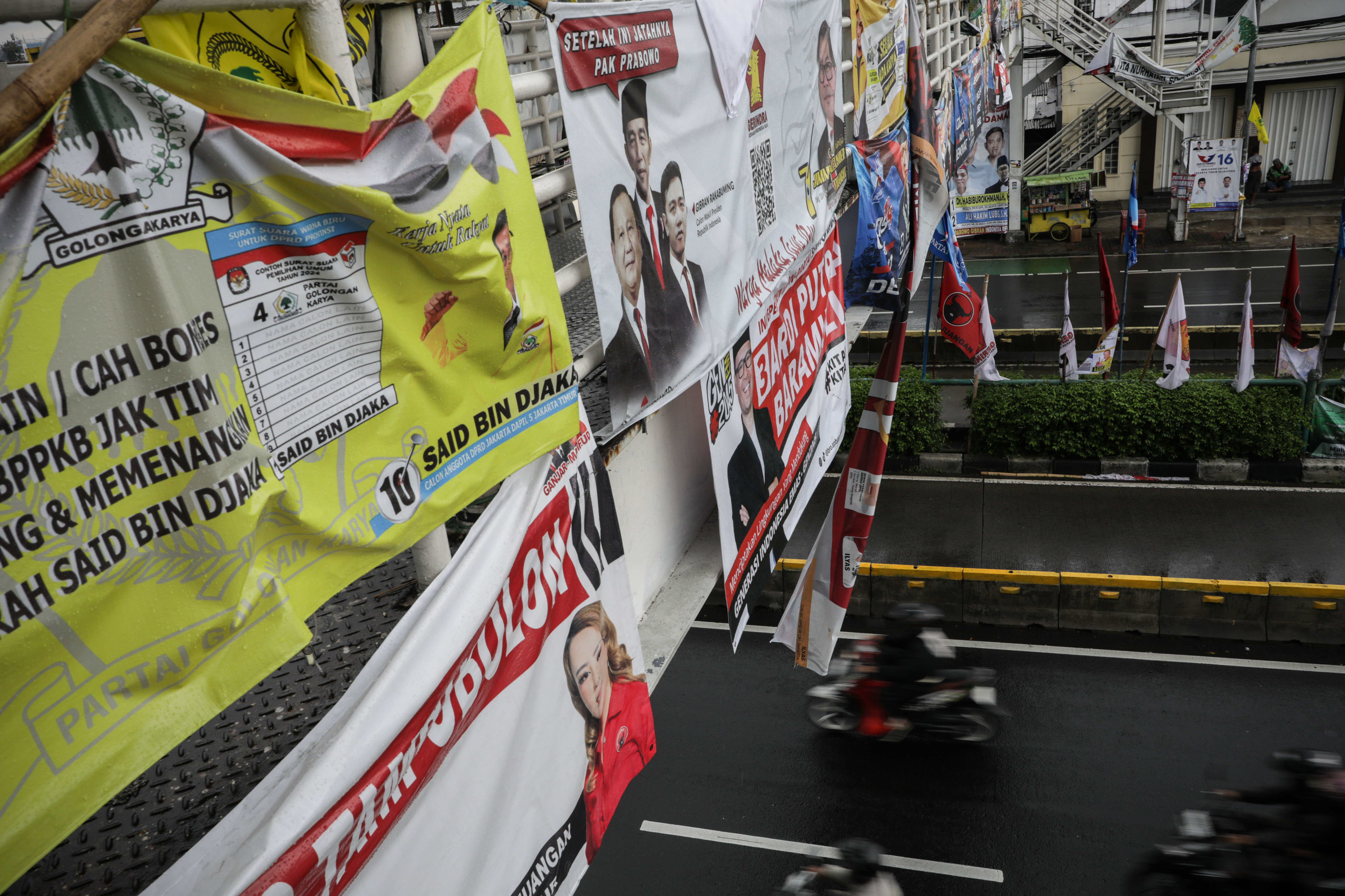 Sejumlah spanduk alat peraga kampanye calon legislatif peserta Pemilu 2024 dipasang di jembatan penyeberangan orang (JPO).