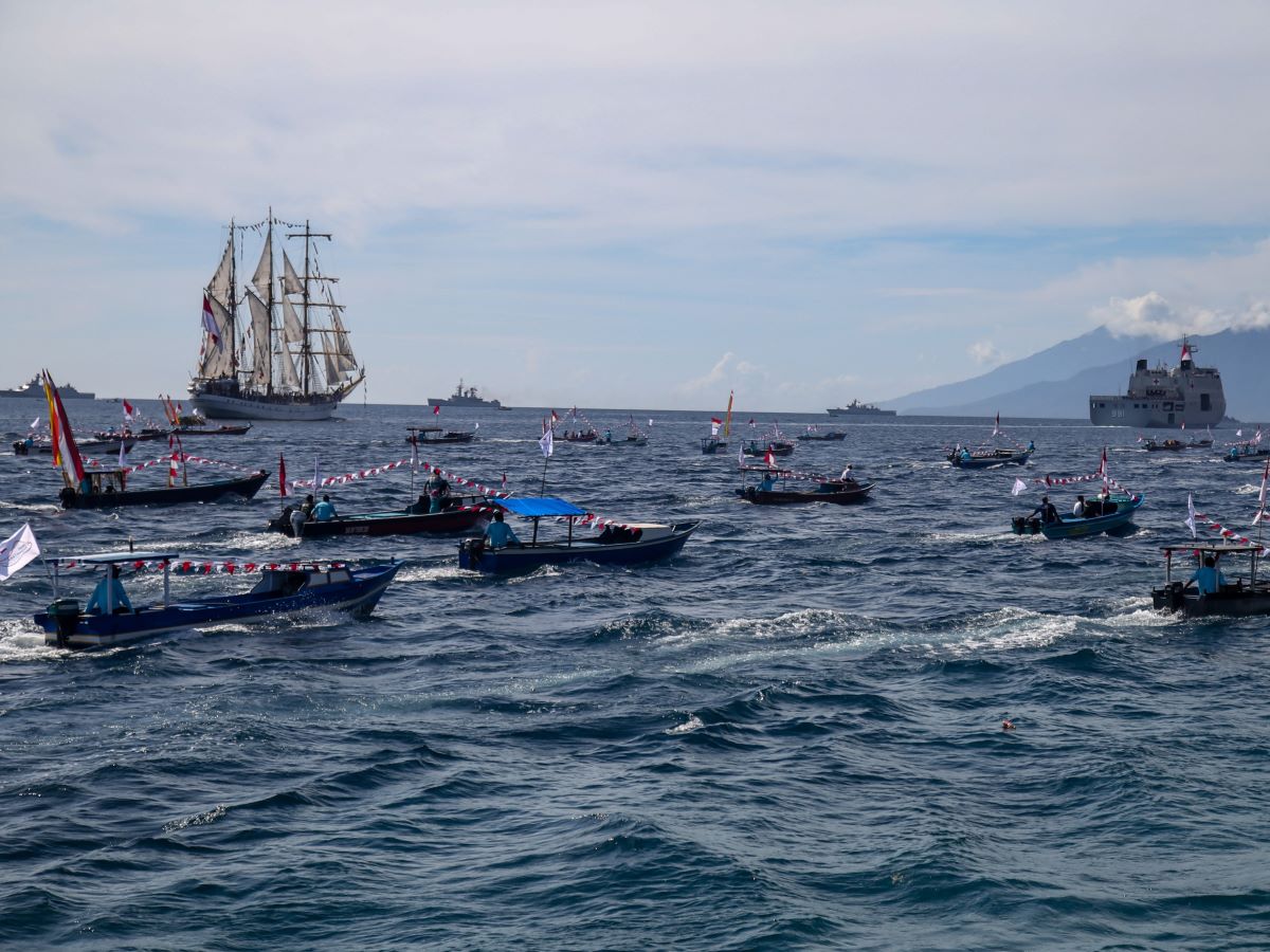 Sejumlah perahu nelayan mengikuti parade pada puncak peringatan Hari Nusantara 2023 di Pantai Tugulufa, Kota Tidore Kepulauan, Maluku Utara.