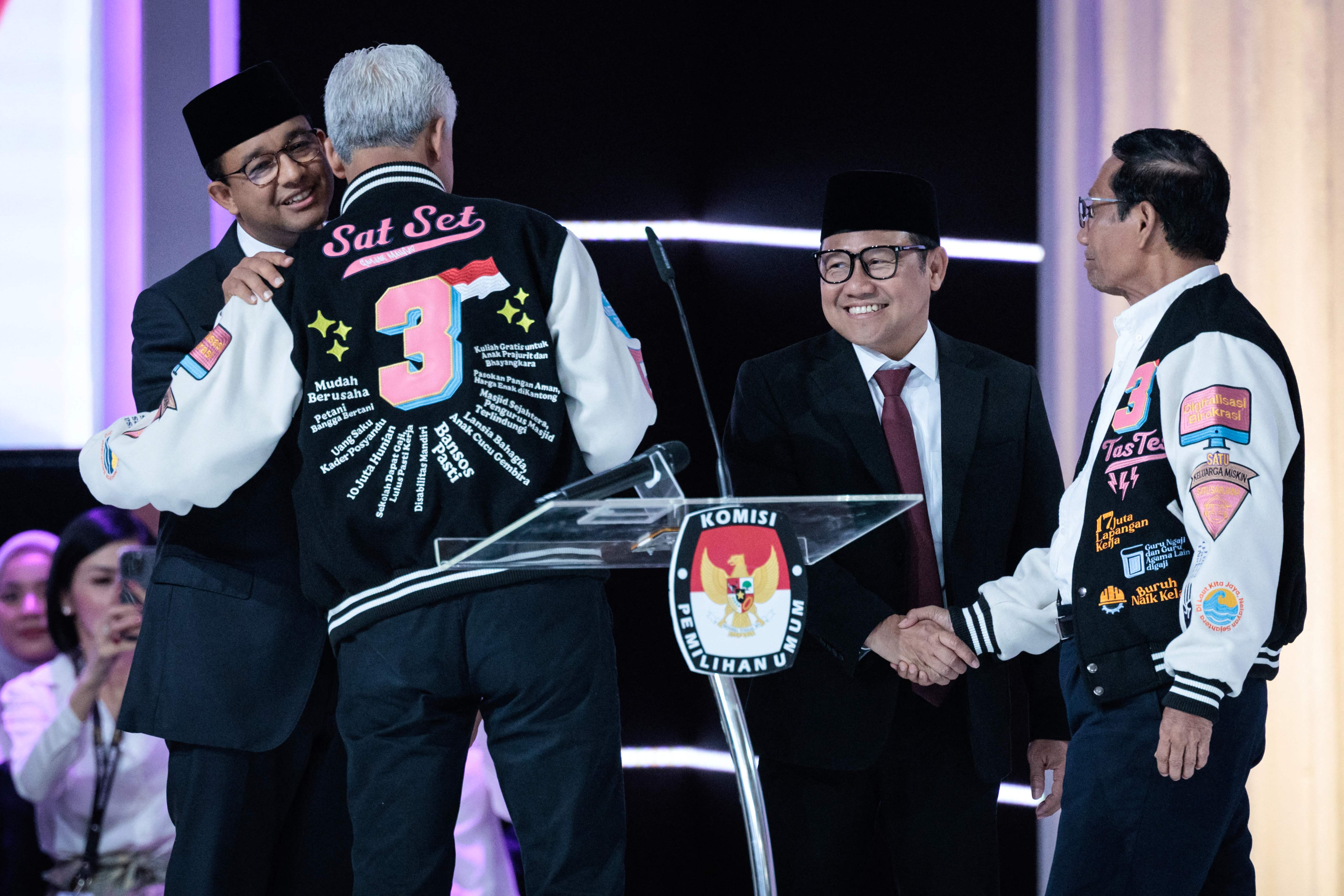 Calon presiden dan mantan Gubernur Jawa Tengah Ganjar Pranowo (2 kiri) dan calon wakil presiden Mahfud MD (kanan) menyapa calon presiden dan