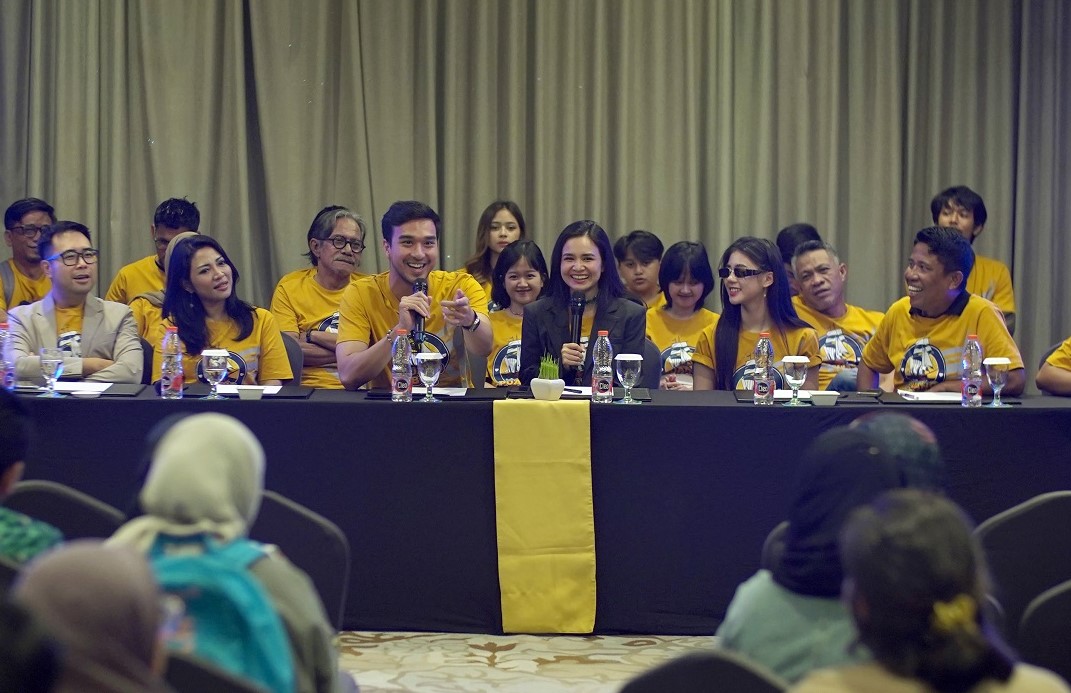 Para pemain dan tim produksi film Puang Bos saat konferensi pers di Makassar.