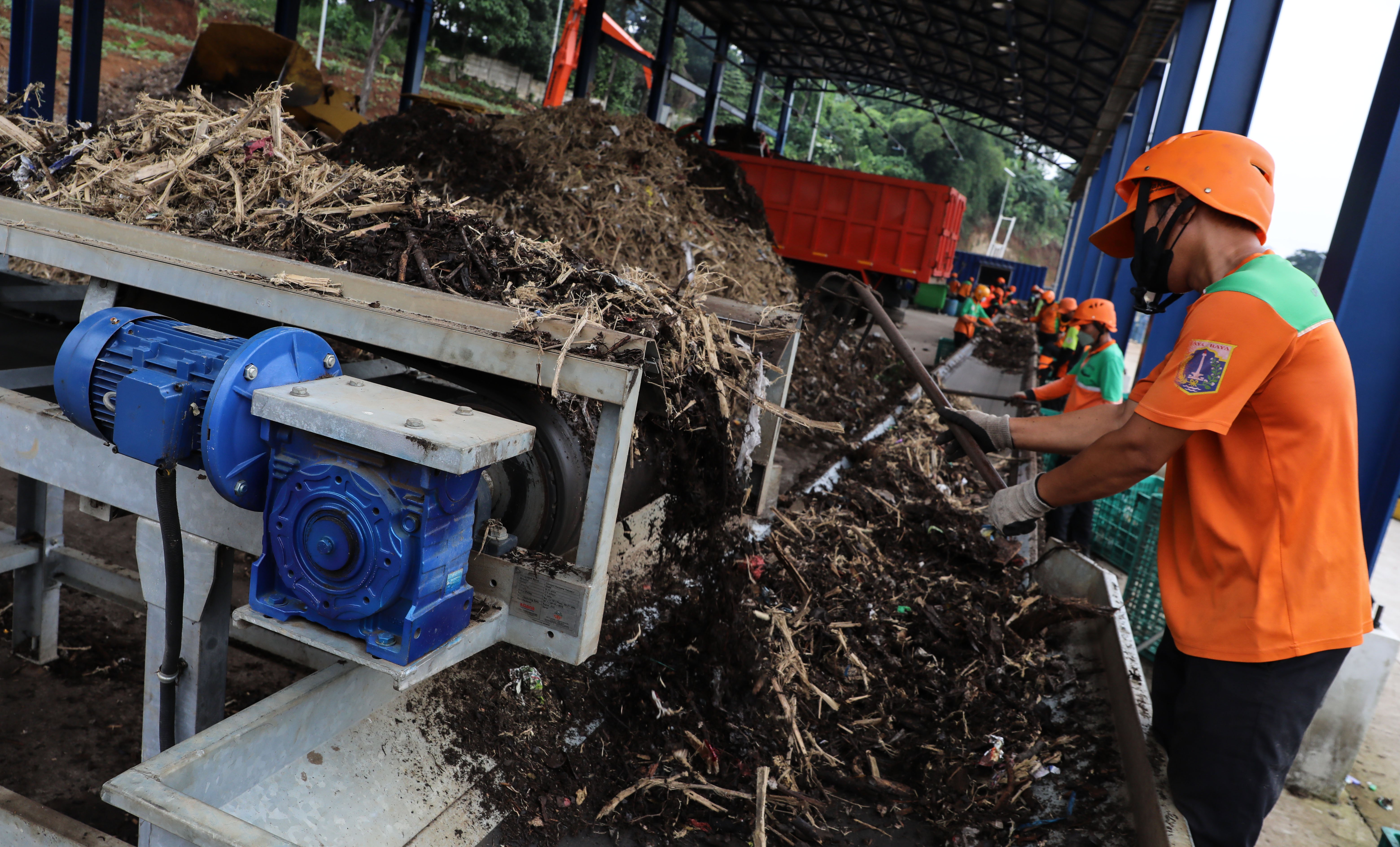 KELOLA SAMPAH: Petugas Dinas LHK DKI Jakarta memilah sampah plastik dan bambu alat peraga kampanye di TPS TB Simatupang, Jakarta