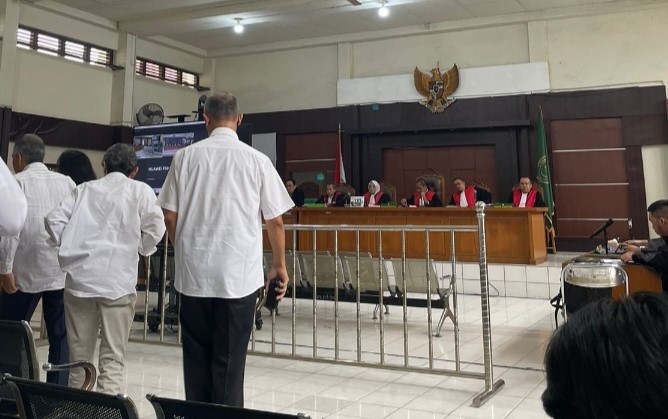 Suasana sidang kasus dugaan korupsi akuisisi kontraktor tambang batu bara PT SBS di Pengadilan Negeri Palembang..