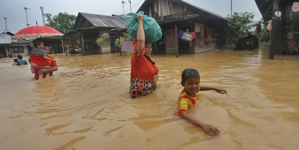 Di Kabupaten Tanah Bumbu, banjir yang melanda wilayah hulu Kecamatan Mantewe meluas ke bagian hilir di Kecamatan Karang Bintang.