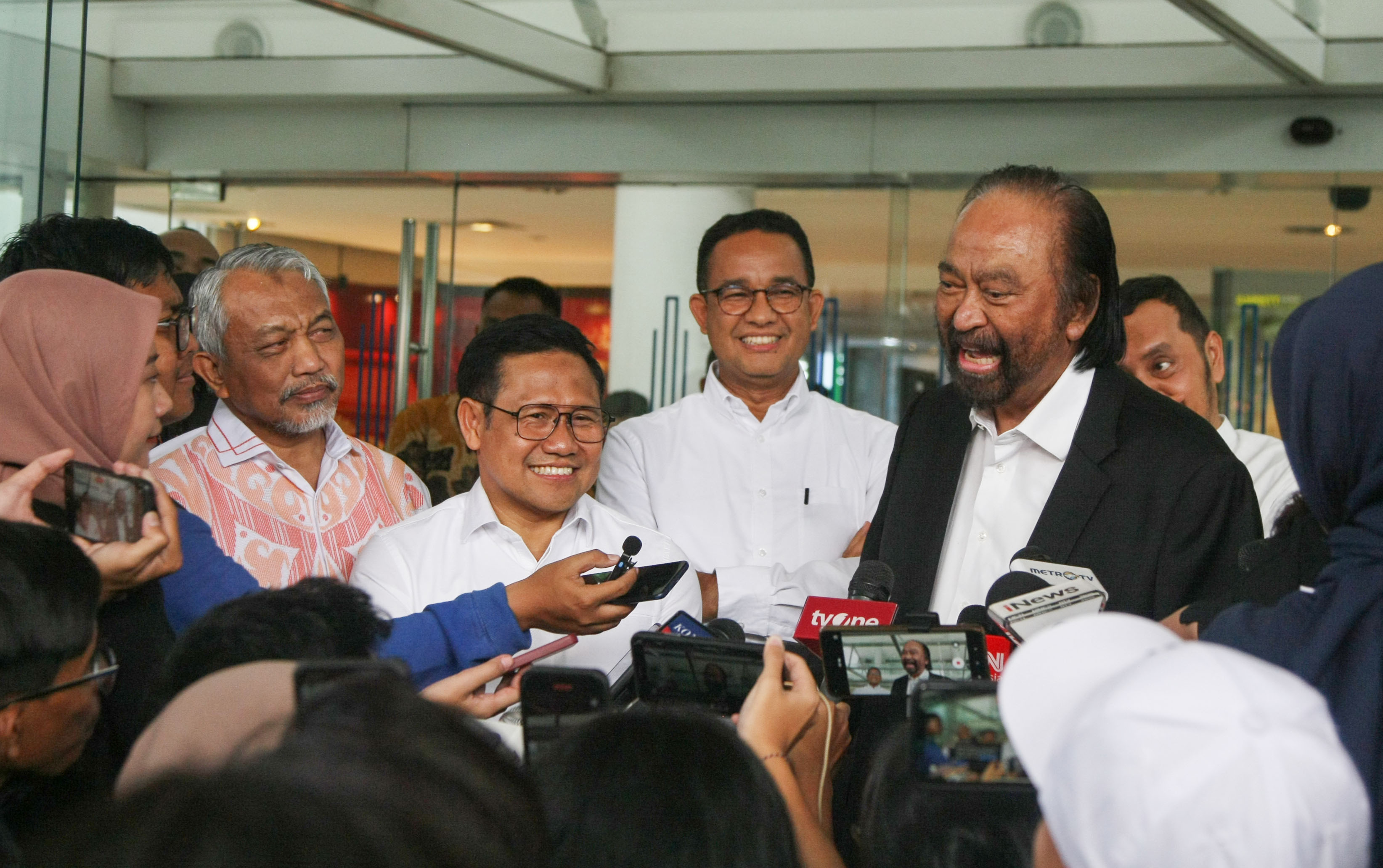 Ketua Umum Partai NasDem, Surya Paloh (kanan)