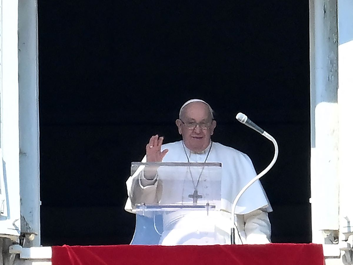 Paus Fransiskus melambai dari jendela ruang kerjanya yang menghadap ke Lapangan Santo Petrus di Vatikan saat doa Angelus, Minggu (18/2).
