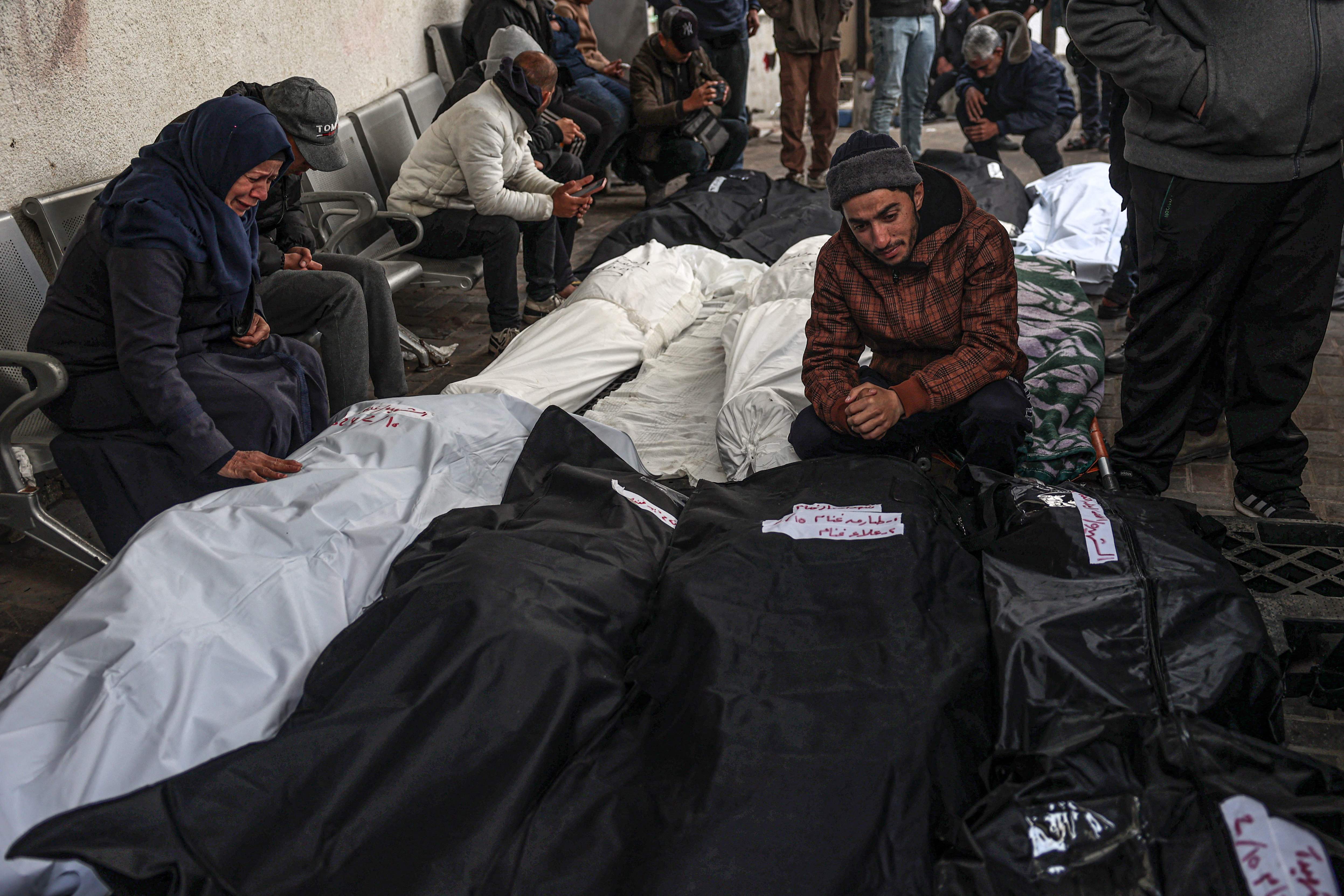 Dukacita keluarga korban serangan udara Israel di RS An Najjar, Rafah, Palestina, Minggu (10/2).