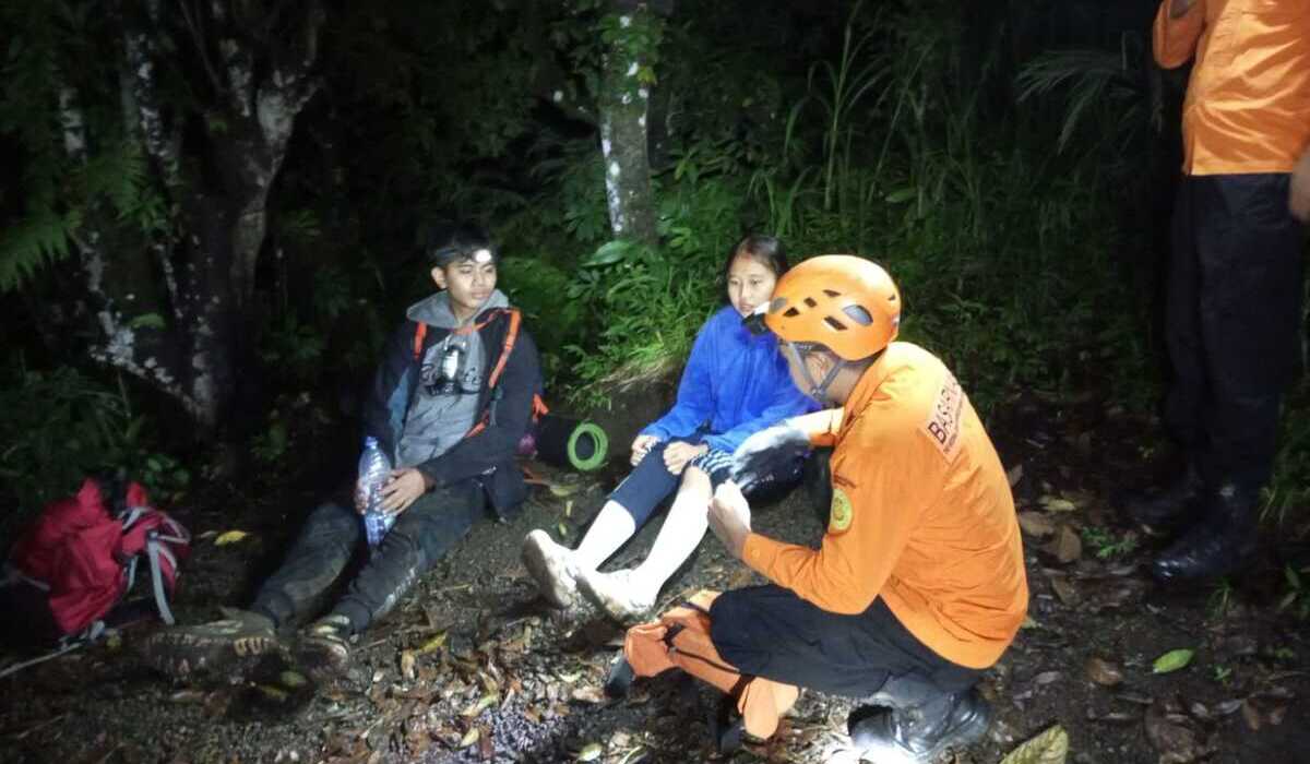 Alami Hipoterma, Pendaki Gunung Agung Dievakuasi Tim SAR Gabungan.