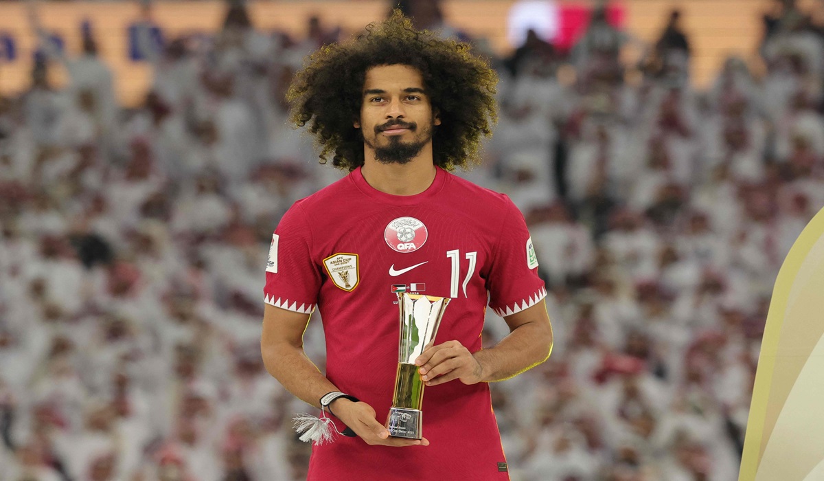 Penyerang timnas Qatar Akram Afif usai menerima trofi pencetak gol terbanyak Piala Asia 2023.