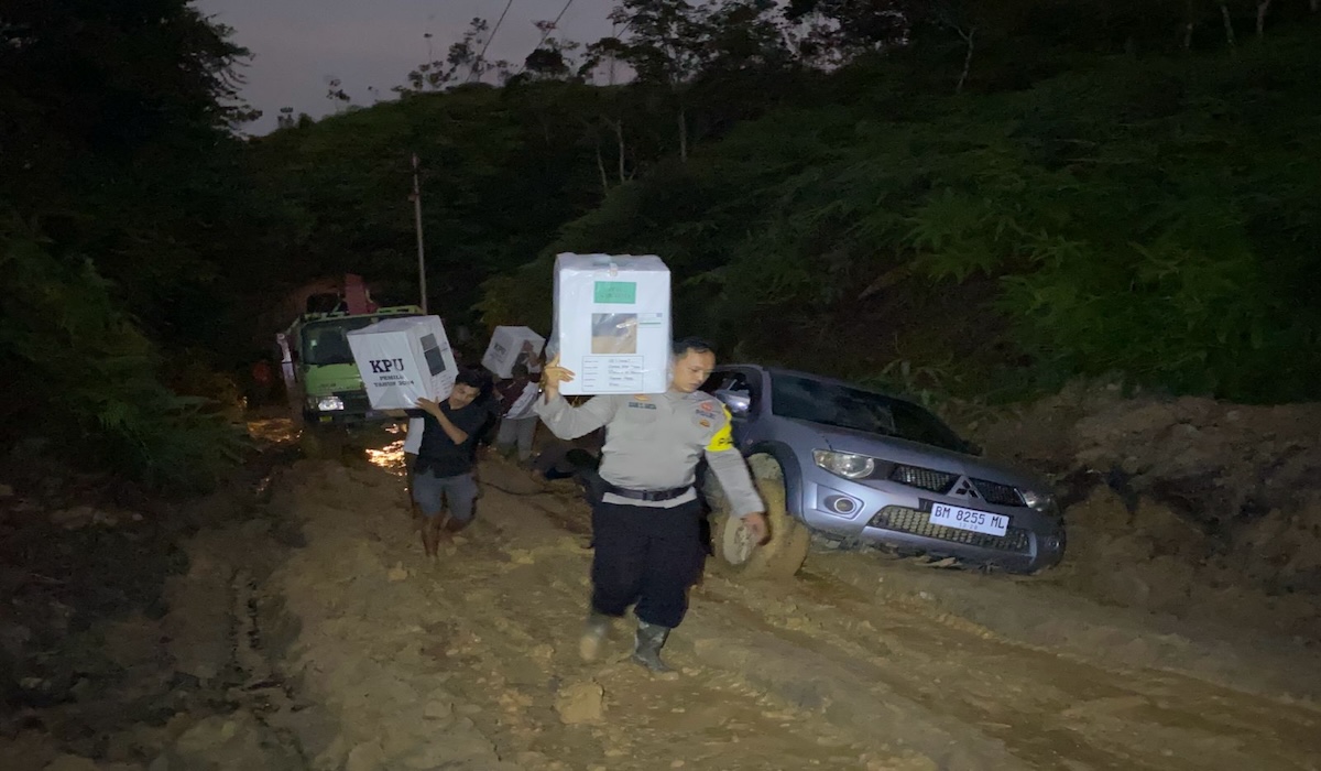 Polres Rokan Hulu dan PPK mendistribusikan logistik pemilu ke daerah terpencil