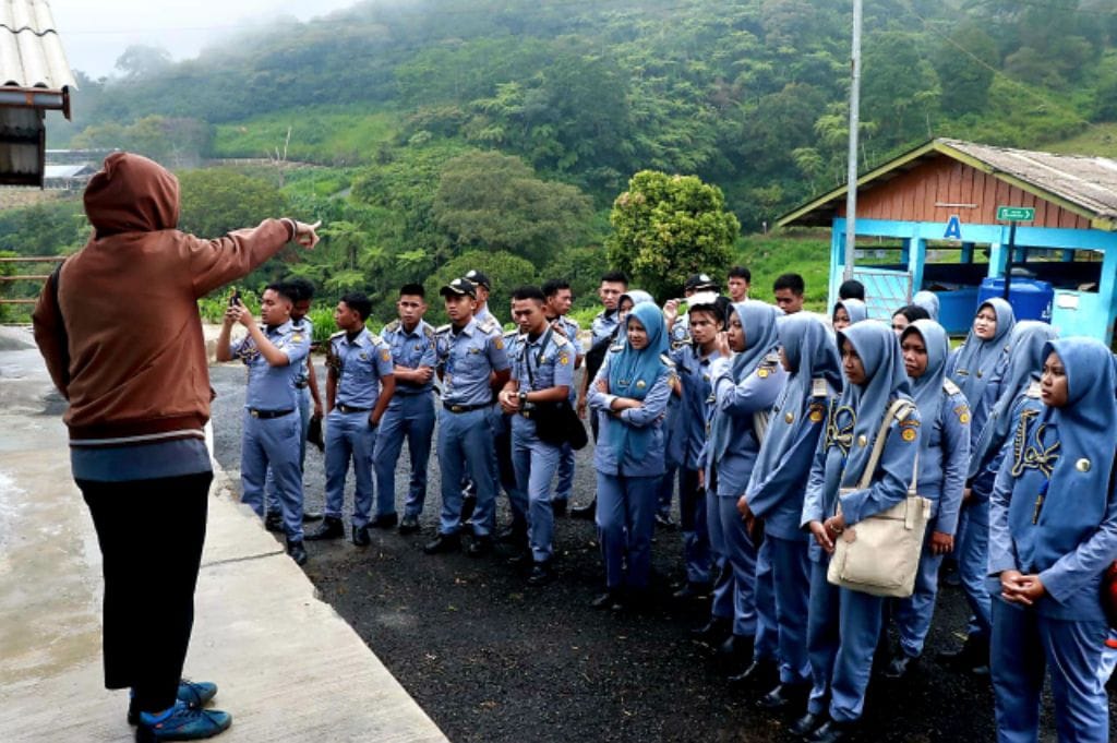 Sejumlah mahasiswa dari Politeknik Pembangunan Pertanian (Polbangtan) Bogor Jurusan Peternakan mengunjungi Balai Embrio Ternak.