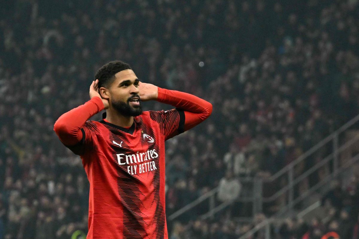 Pemain AC Milan Ruben Loftus Cheen berselebrasi usai cetak gol ke gawang Rennes.