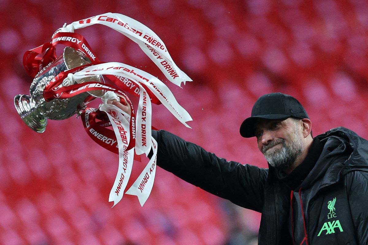 Pelatih Liverpool Juergen Klopp mengangkat trofi Carabao Cup