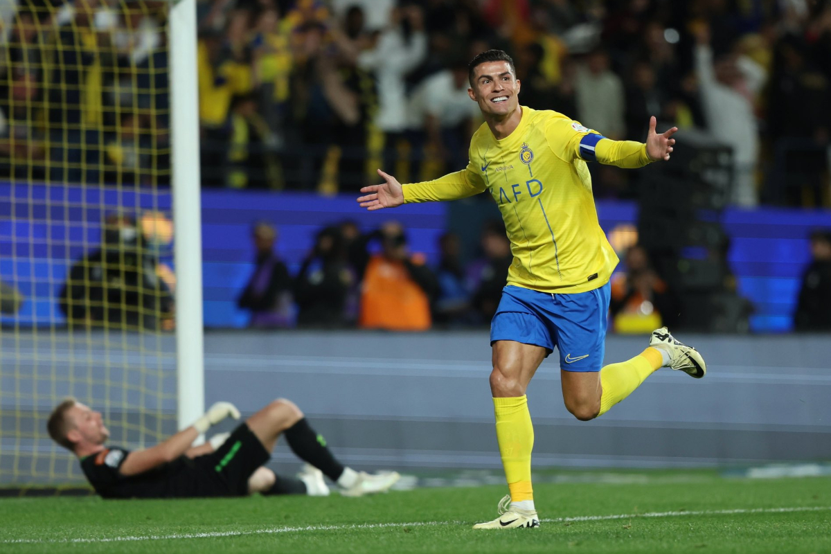 Striker Al-Nassr, Cristiano Ronaldo berhasil mencatatkan namanya menjadi top skor sementara Liga Arab Saudi setelah mencetak gol di pertandi