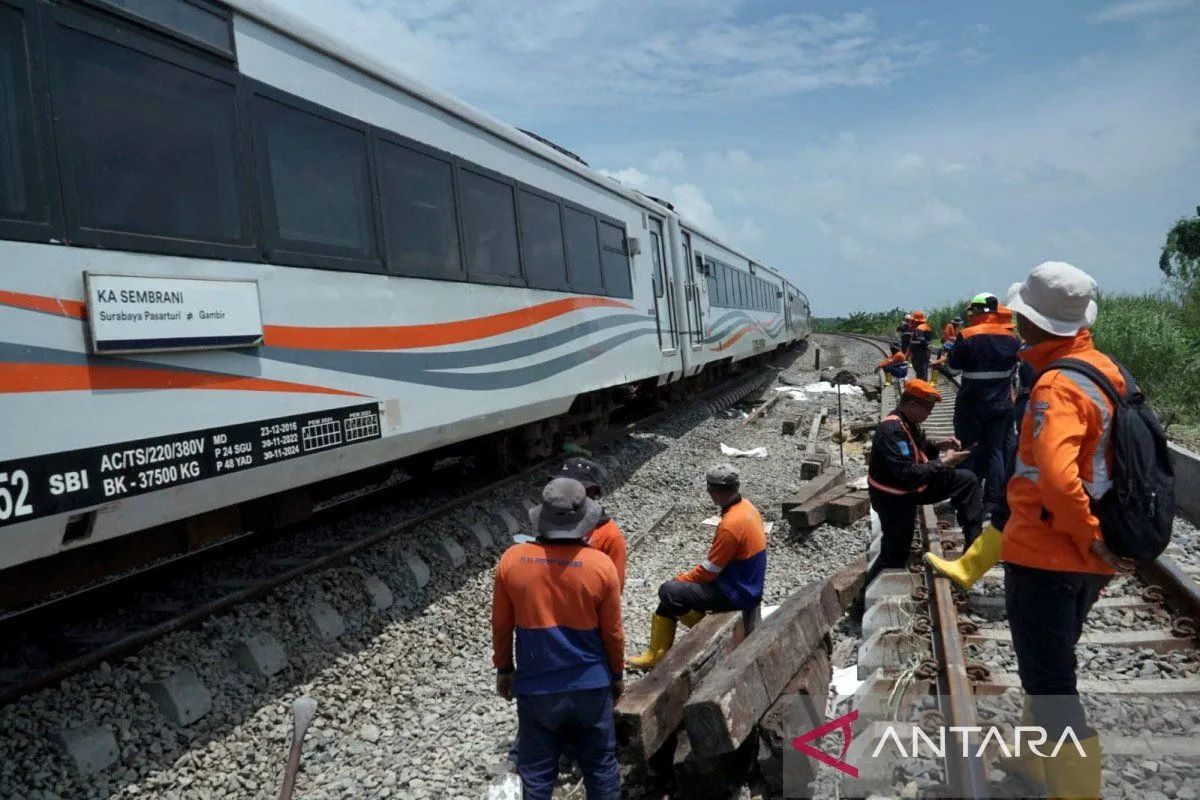 KA Sembrani tujuan Semarang-Jakarta melintas di jalur yang telah selesai diperbaiki akibat banjir di Grobogan, Selasa (6/2).