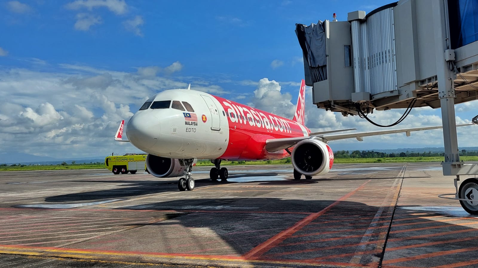Pesawat AirAsia di Bandara Lombok, Nusa Tenggara Barat.