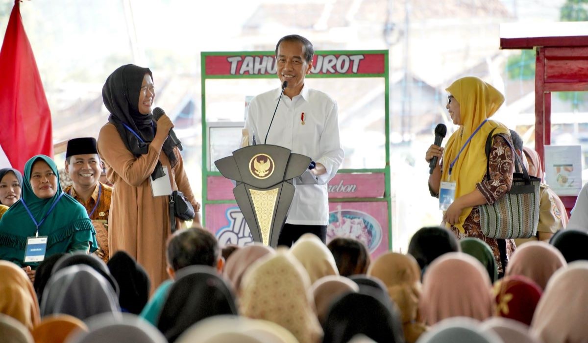 Presiden Joko Widodo dan Ibu Negara Iriana menyapa nasabah PNM Mekaar dari Kabupaten Wonogiri