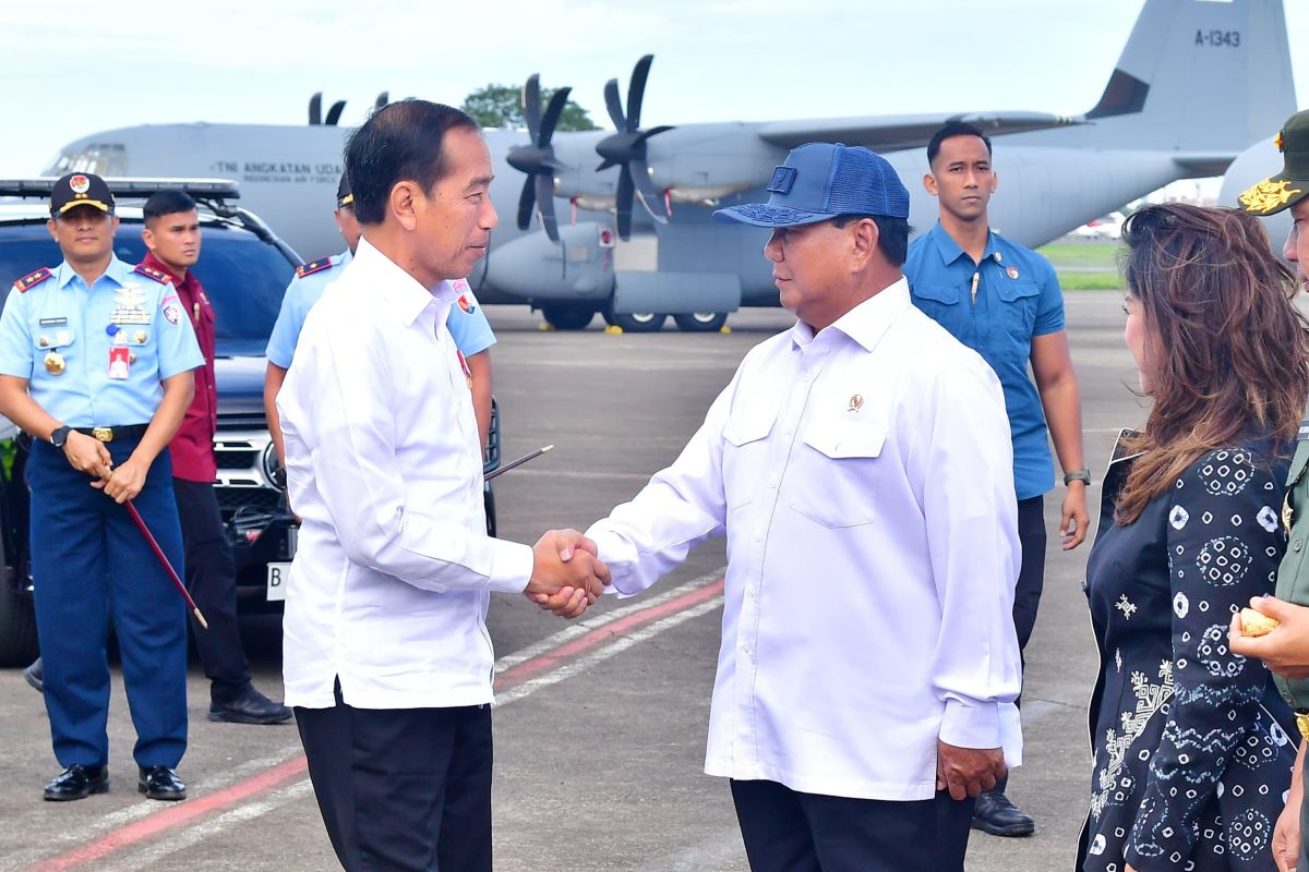 Presiden Joko Widodo bersalaman dengan Prabowo Subianto.