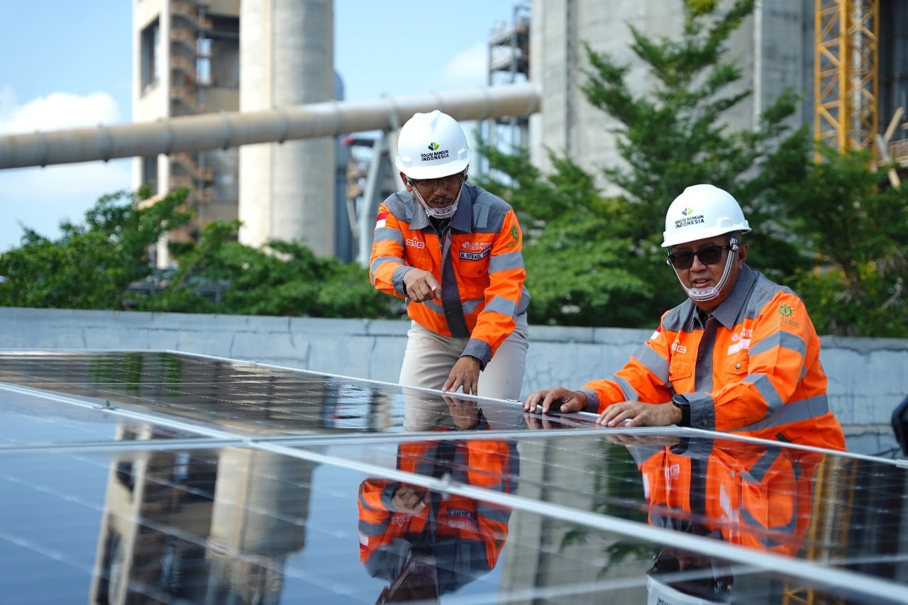 Proses pemasangan panel surya di atap gedung utama kantor SBI Pabrik Tuban, Jawa Timur.