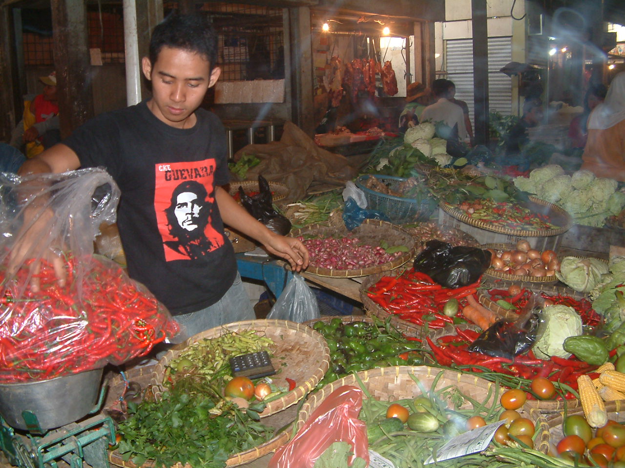 Seorang pedagang di Pasar Sederhana, Kota Bandung, tengah melayani pembeli.
