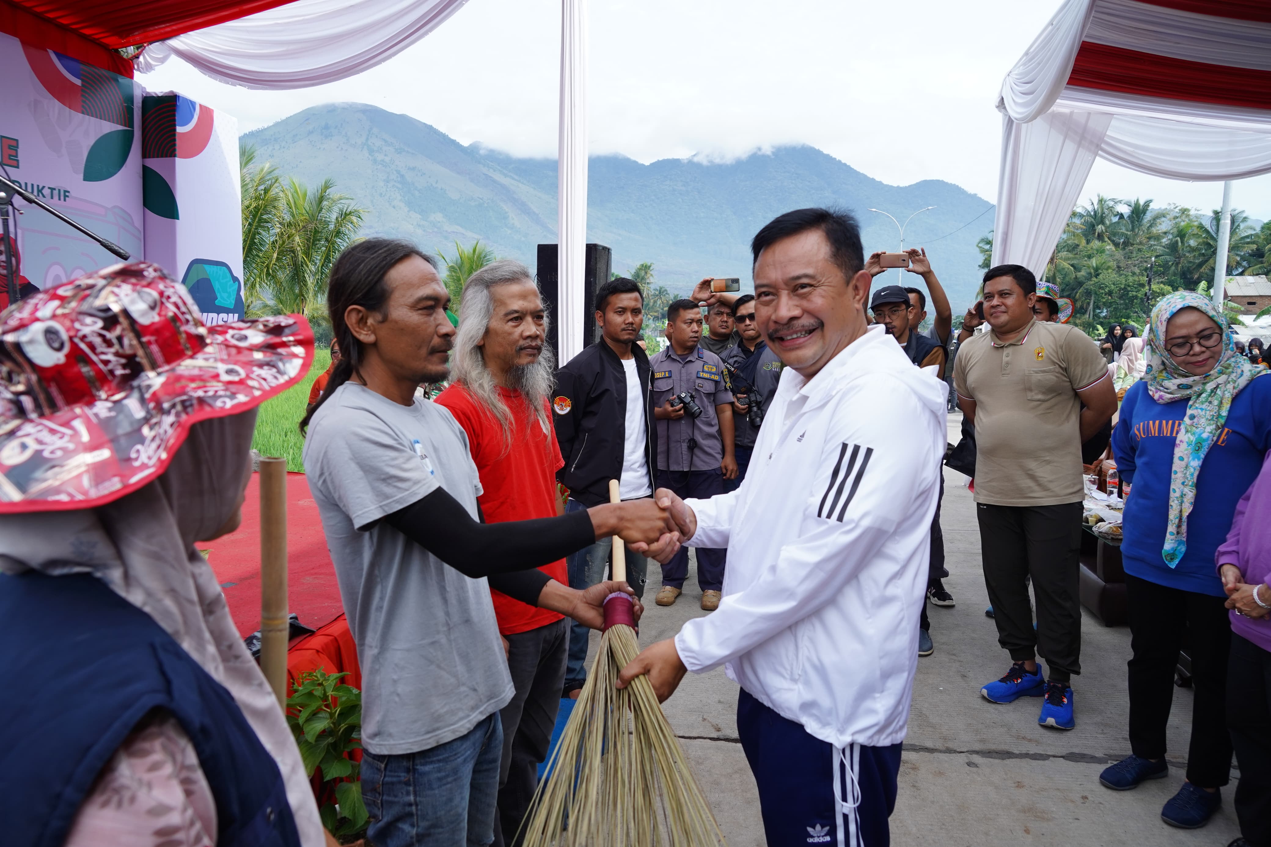 Pj Bupati Garut Barnas Adjidin bersama masyarakat menggelar gerakan zero waste