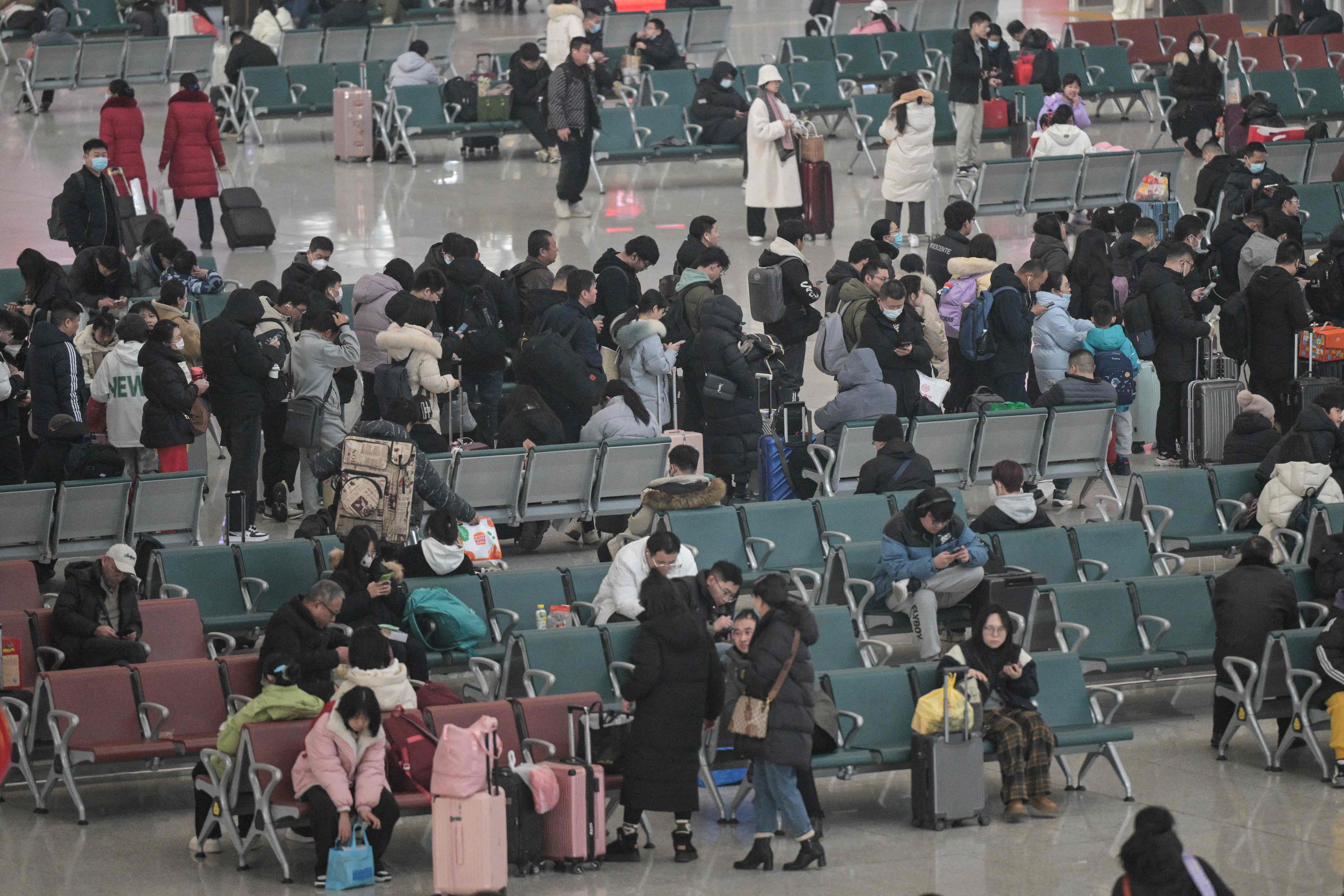 Calon penumpang memadati Stasiun Kereta Api di Shijiazhuang pada musim libur Tahun Baru Cina