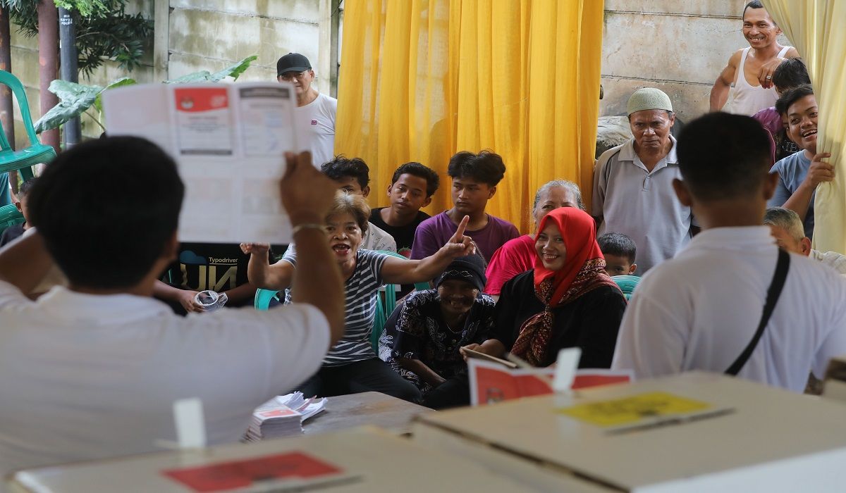 Petugas KPPS di Jakarta melakukan penghitungan suara