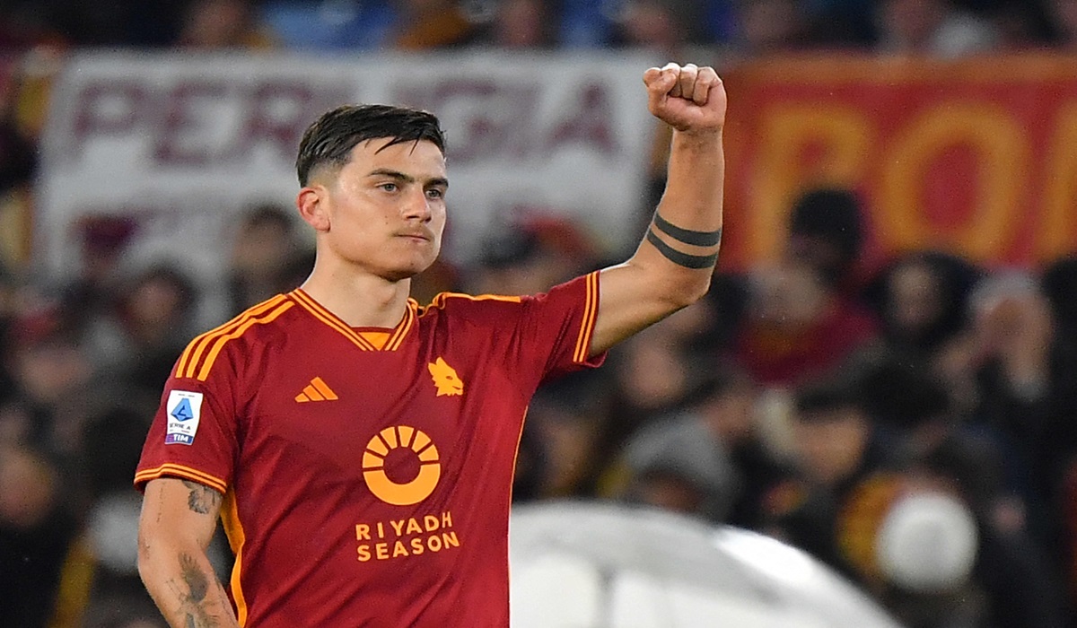 Penyerang AS Roma Paulo Dybala melakukan selebrasi usai mencetak gol ke gawang Torino di laga Serie A.