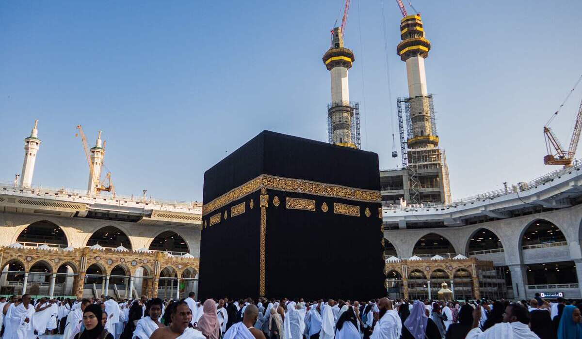 Umat muslim melaksanakan ibadah haji di Mekah.