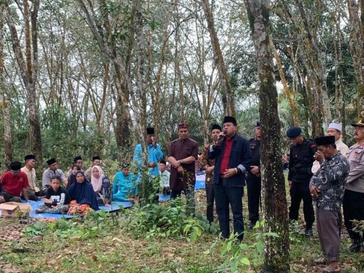 Bupati Kuantan Singingi saat berziarah ke rumah almarhum Werman.