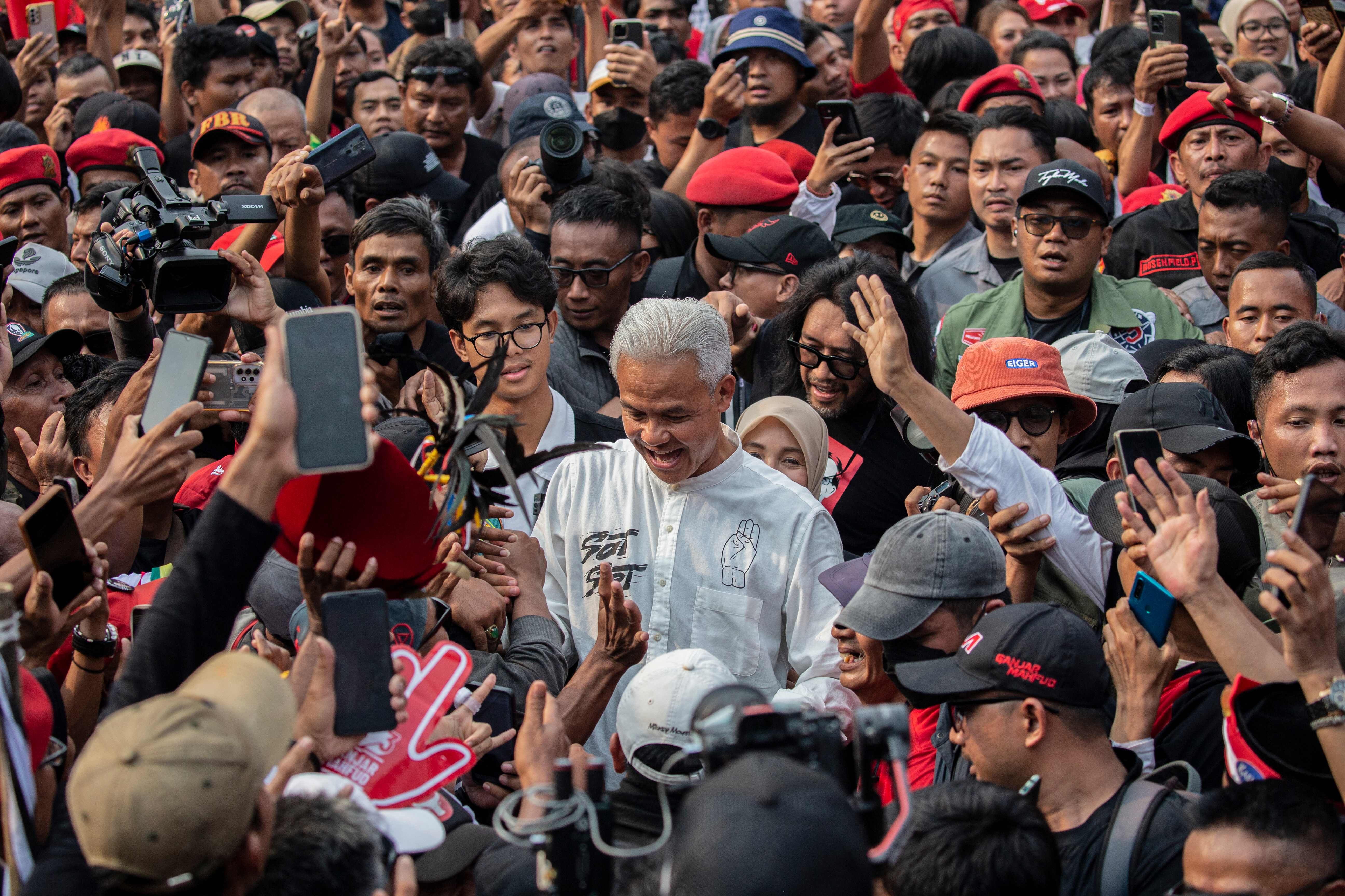 Calon presiden nomor urut 3 Ganjar Pranowo (tengah) menyapa pendukungnya di Bogor, Jawa Barat, Jumat (9/2).