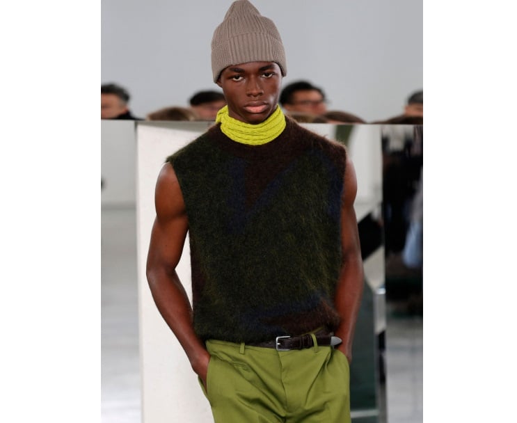 Model mengenakan koleksi Paul Smith.