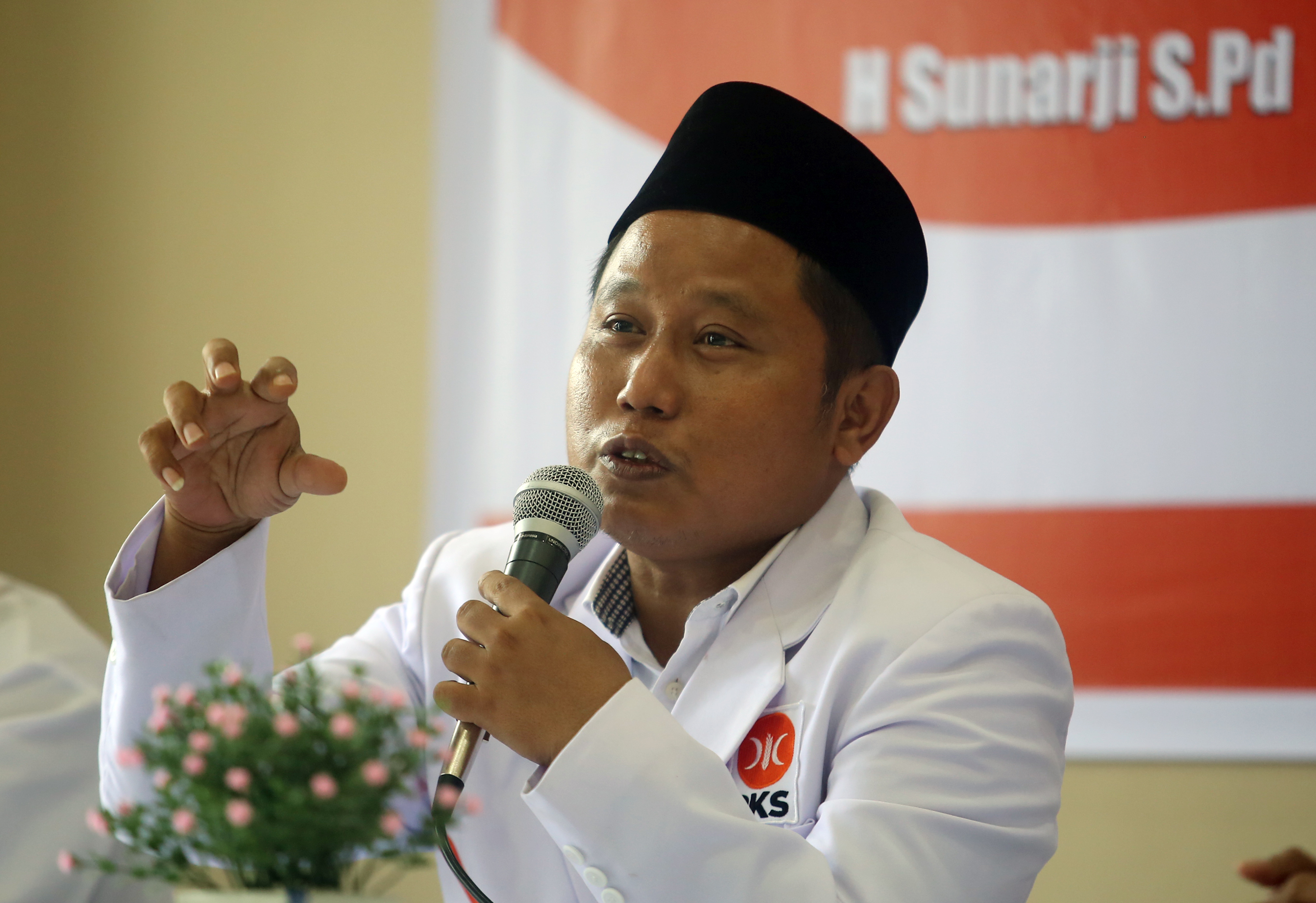 Komedian Narji Cagur menyampaikan orasi politik pertamanya usai resmi bergabung dengan PKS, awal 2022.