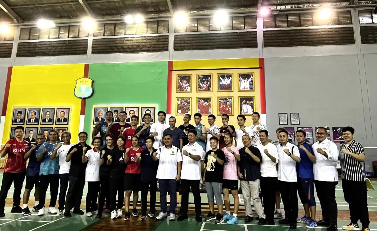 Para atlet pelatnas, mentor, dan jajaran PBSI berfoto bersama Ketua Umum KOI Raja Sapta Oktohari saat kunjungan di Pelatnas PBSI Cipayung.