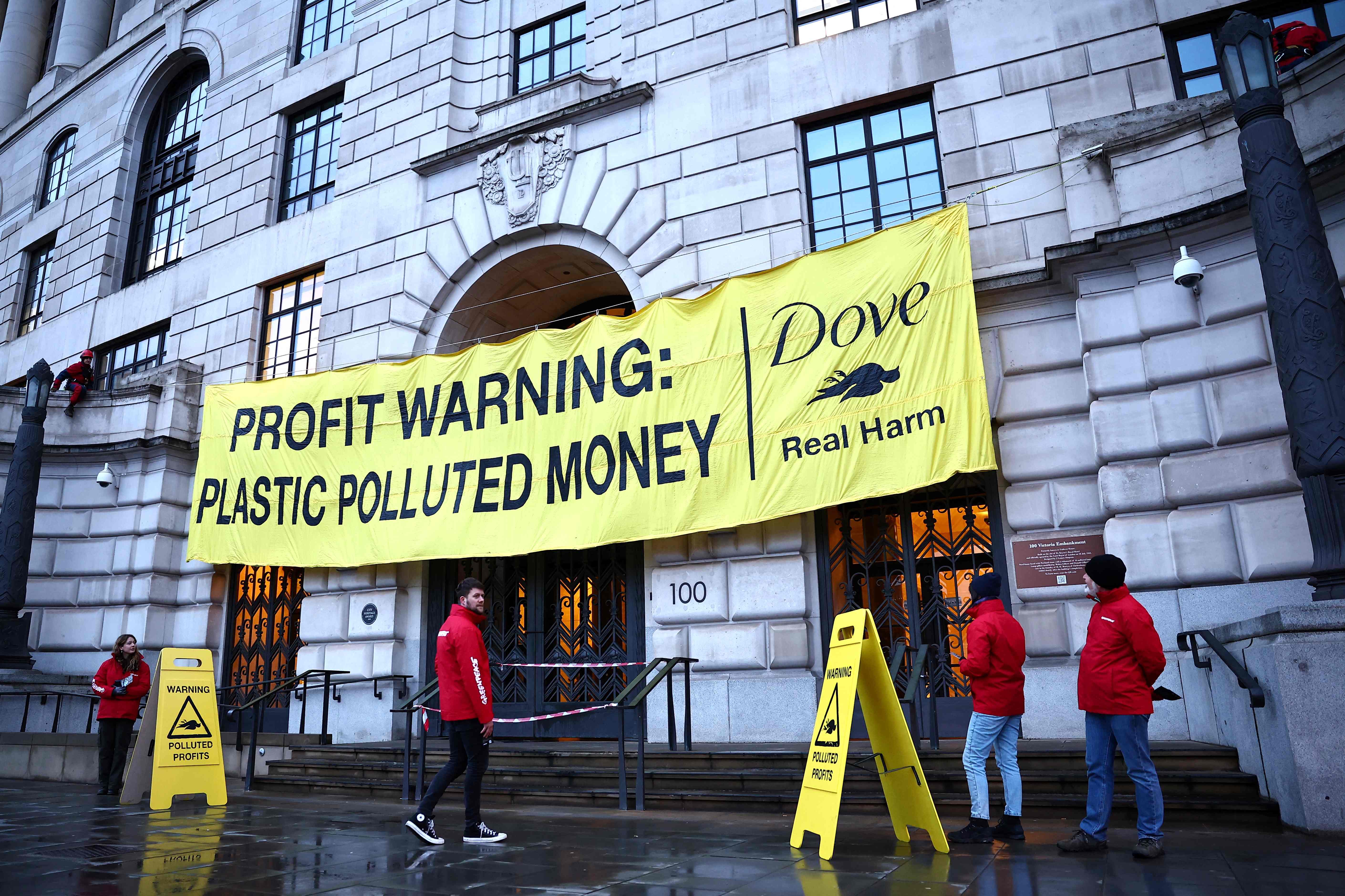 Aktivis Greenpeace membentangkan spanduk menentang polusi plastik di Kantor pusat Unilever di London, Inggris, pada 7 Februari 2024.