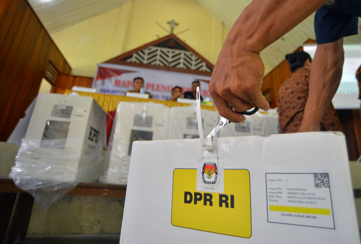 Petugas membuka segel kotak suara Pemilu 2024 tingkat kecamatan di Mentawai, Sumatra Barat.