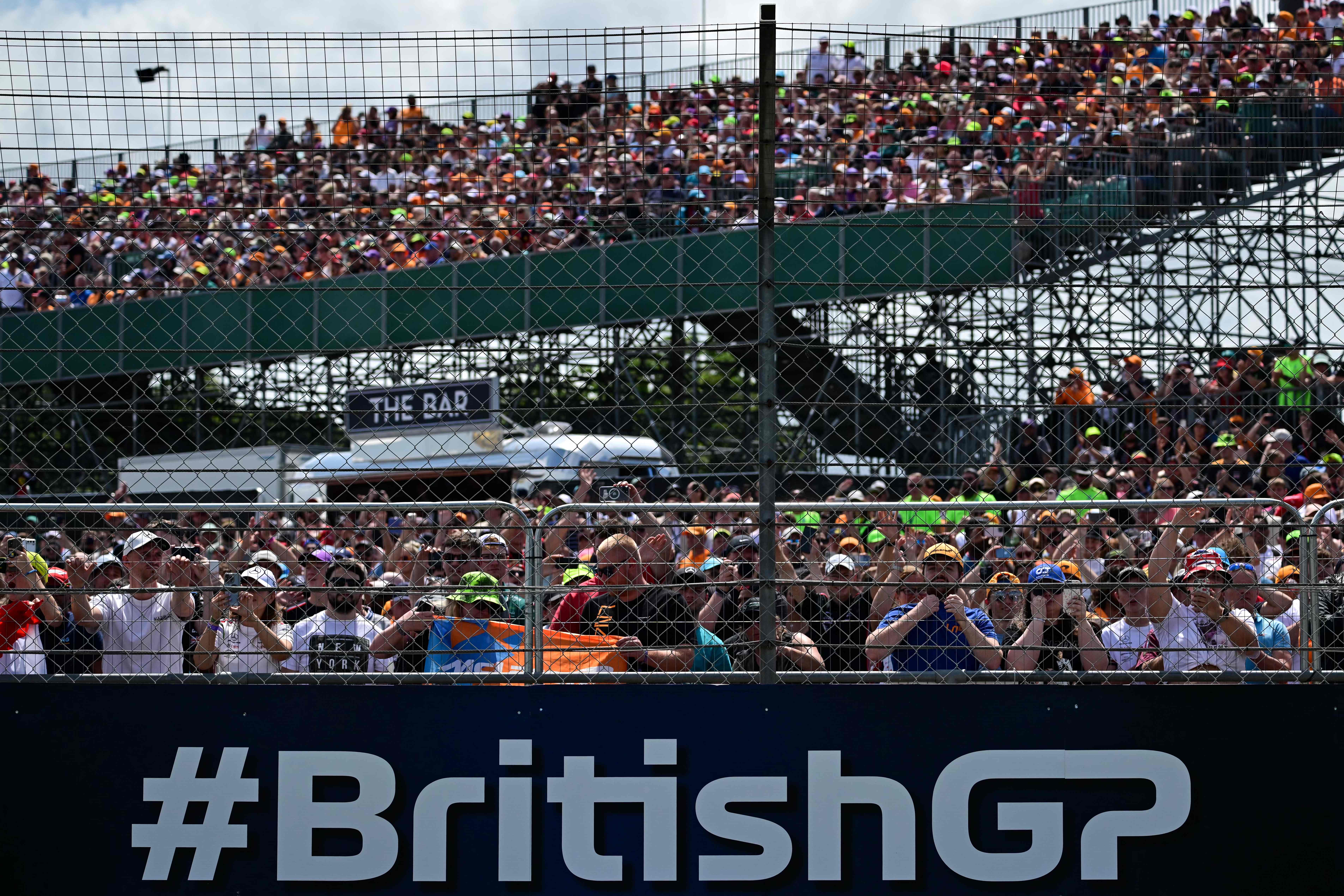 Para penonton di Sirkuit Silverstone, Inggris, Minggu (9/7).