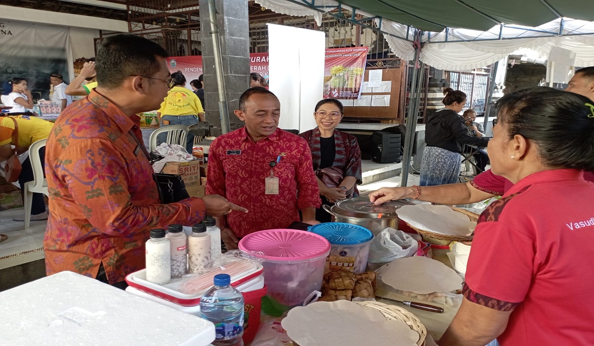 Suasana pasar murah yang digelar Dinas Perindustrian dan Perdagangan Kota Denpasar di Desa Tegal Harum Denpasar Barat, Selasa (6/2).