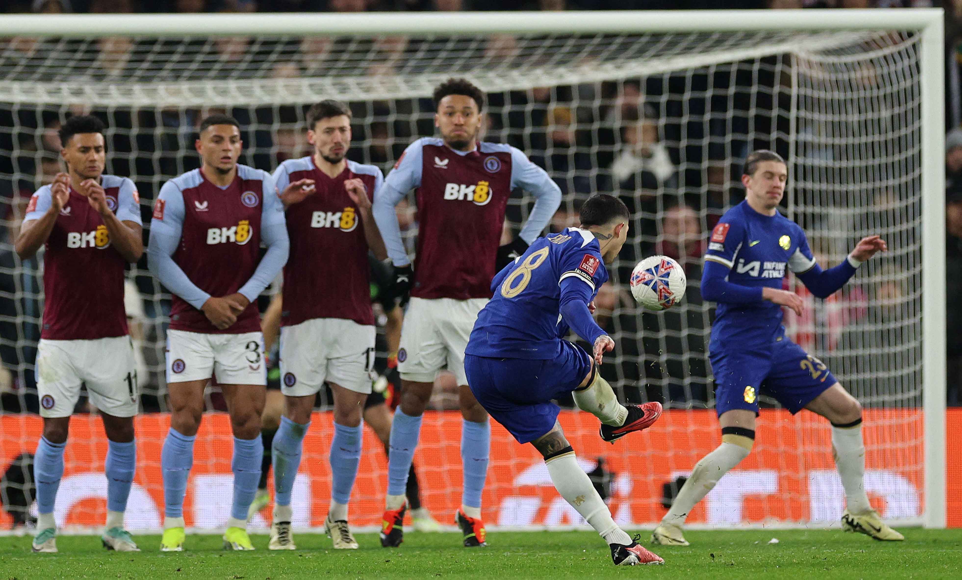 Enzo Fernandez melepaskan tendangan bebas untuk mencetak gol bagi Chelsea ke gawang Aston Villa pada laga ulangan babak keempat Piala FA.