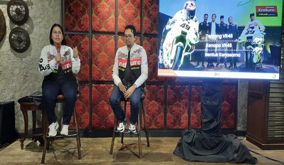 Direktur Sales and Marketing Pertamina Lubricants Sari Rachmi (kiri) saat acara jumpa media di Jakarta.