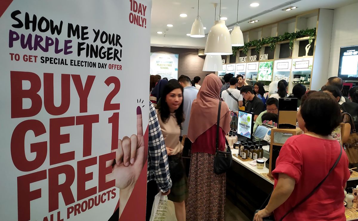 Gerai memberikan diskon untuk masyarakat yang sudah memberi hak suara.