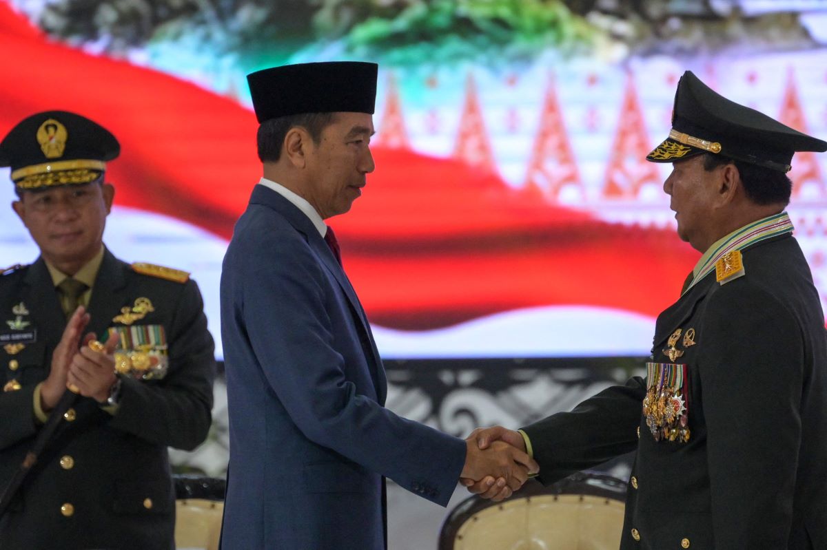 Presiden Joko Widodo memberikan kenaikan pangkat istimewa jenderal bintang empat kepada Menhan Prabowo Subianto.