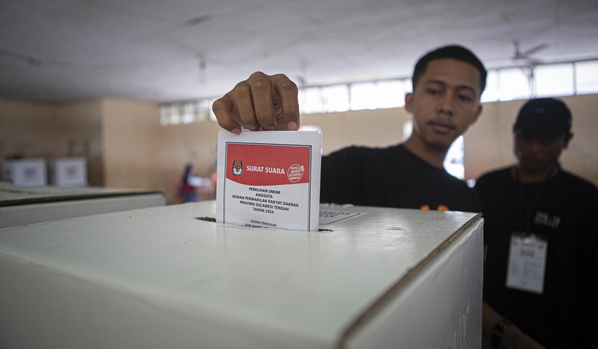 Warga mengikuti pemungutan suara di Hunian Sementara (Huntara) Kelurahan Petobo, Palu Selatan, Kota Palu, Sulteng, 14 Februari 2024.
